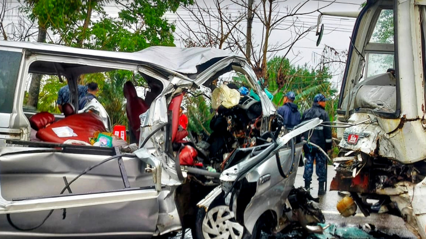 দুর্ঘটনায় দুমড়ে-মুচড়ে গেছে মাইক্রোবাস। ছবি: স্টার