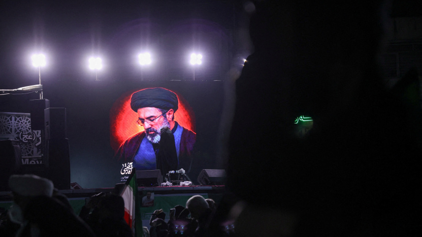 তেহরানে বড় পর্দায় ইরানের নতুন নেতা মোজতবা খামেনি। ছবি: রয়টার্স