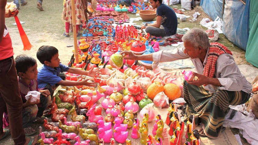 চৈত্র সংক্রান্তিতে বসেছে গ্রামীণ মেলা।