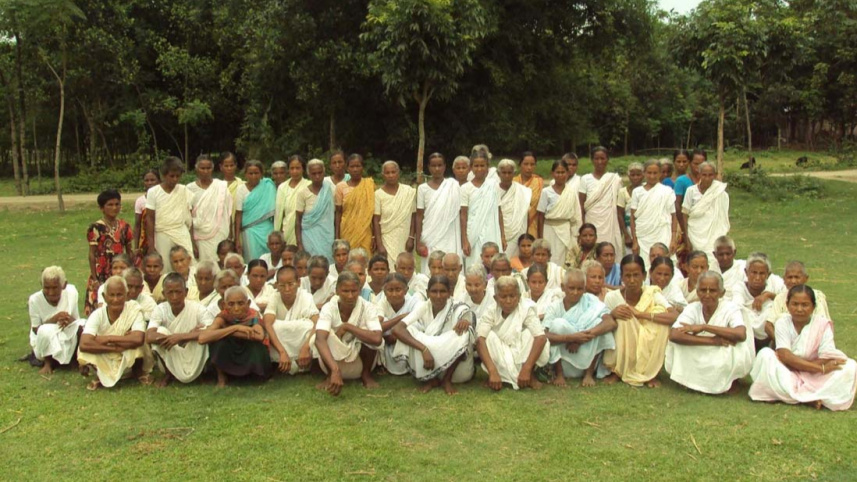 জাঠিভাঙা গণহত্যায় স্বামী হারানো বিধবাদের একাংশ।  ছবি- কামরুল ইসলাম রুবাইয়াত