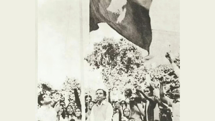 বিদেশের মাটিতে প্রথমবারের মতো আনুষ্ঠানিকভাবে স্বাধীন বাংলাদেশের মানচিত্র খচিত পতাকা উত্তোলন করছেন এম হোসেন আলী। ১৮ এপ্রিল, ১৯৭১।