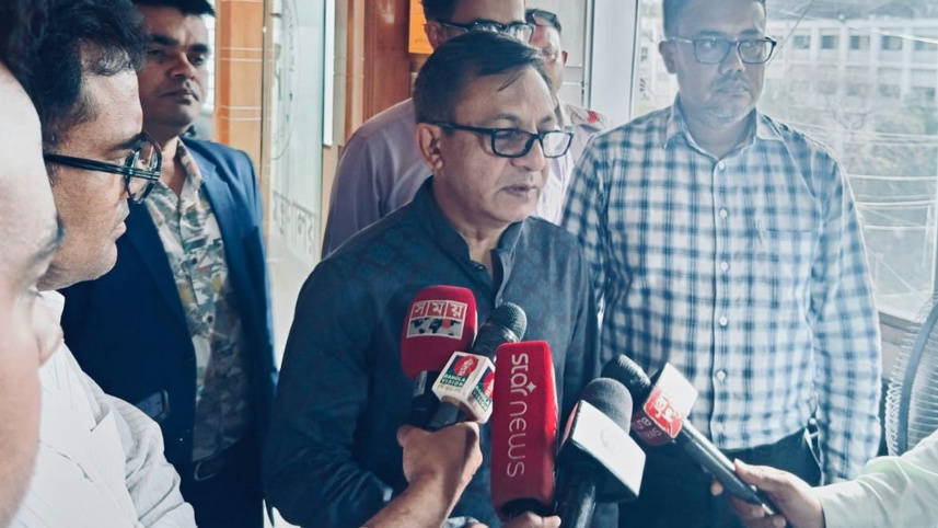  সাংবাদিকদের সঙ্গে কথা বলছেন বাণিজ্যমন্ত্রী খন্দকার আব্দুল মুক্তাদির। ছবি: সংগৃহীত