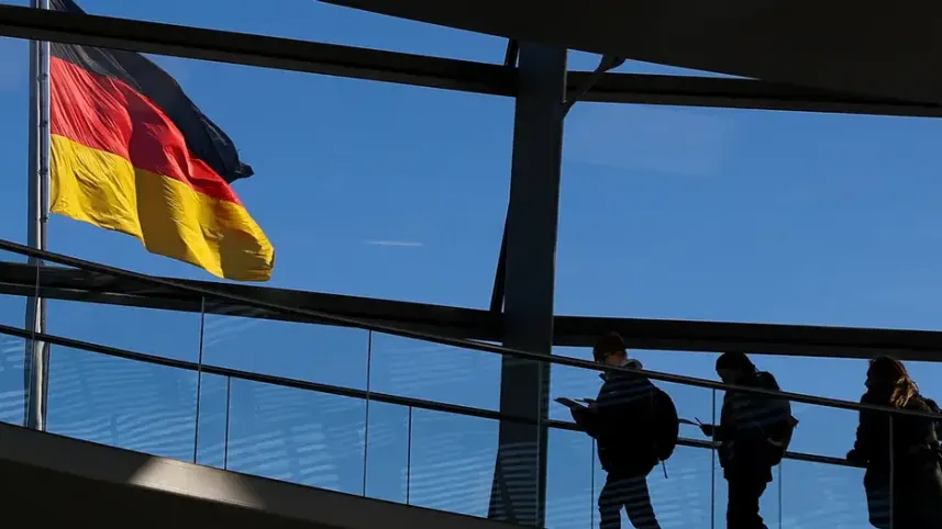 এ সমীক্ষায় প্রায় ২১% অংশগ্রহণকারী বলেছেন, আরো উন্নত জীবনের সন্ধানে তারা জার্মানি ছেড়ে যাওয়ার পরিকল্পনা করছেন ৷ প্রতীকী ছবি: ডয়চে ভেলে