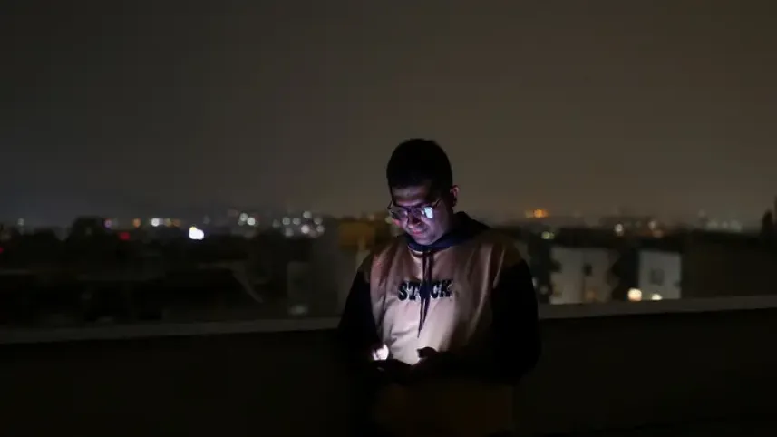 ছাদে উঠে ইন্টারনেট সংযোগ পাওয়ার চেষ্টা করছেন ইরানী নাগরিক ফরহাদ। ফাইল ছবি: এএফপি (১৫ মার্চ, ২০২৬)