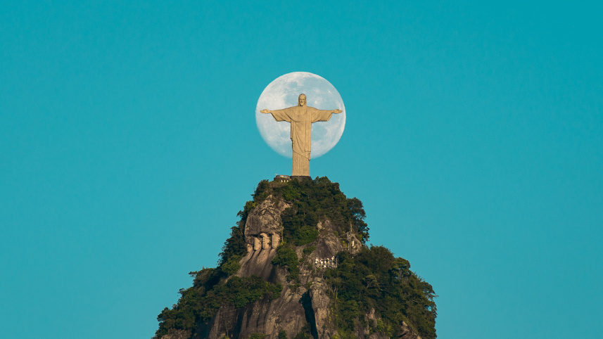 চাঁদের ব্যাকগ্রাউন্ডে ব্রাজিলের রিও দি জেনেইরোতে 'ক্রাইস্ট দ্য রিডিমার' মূর্তি। ছবি: উইকিমিডিয়া কমনস, 