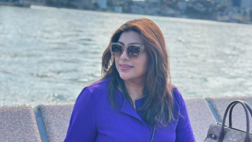 সিডনি অপেরা হাউসের সামনে তাহমিনা সুলতানা মৌ। ছবি: ভেরিফায়েড ফেসবুক পেজ