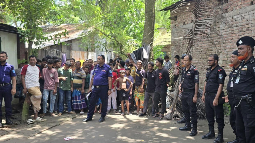 ঘটনাস্থলে আইনশৃঙ্খলা বাহিনীর সদস্যরা। ছবি: স্টার