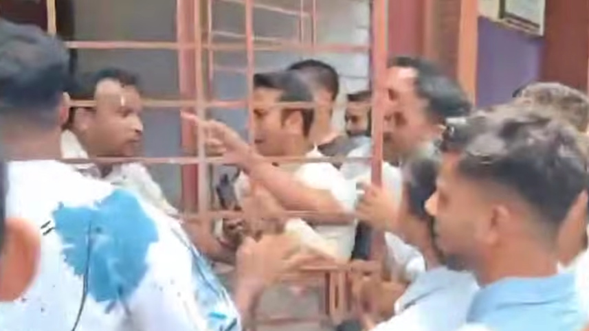 ইউএনও কার্যালয়ের সামনে বিক্ষোভকারীরা। ছবি: ভিডিও থেকে নেওয়া