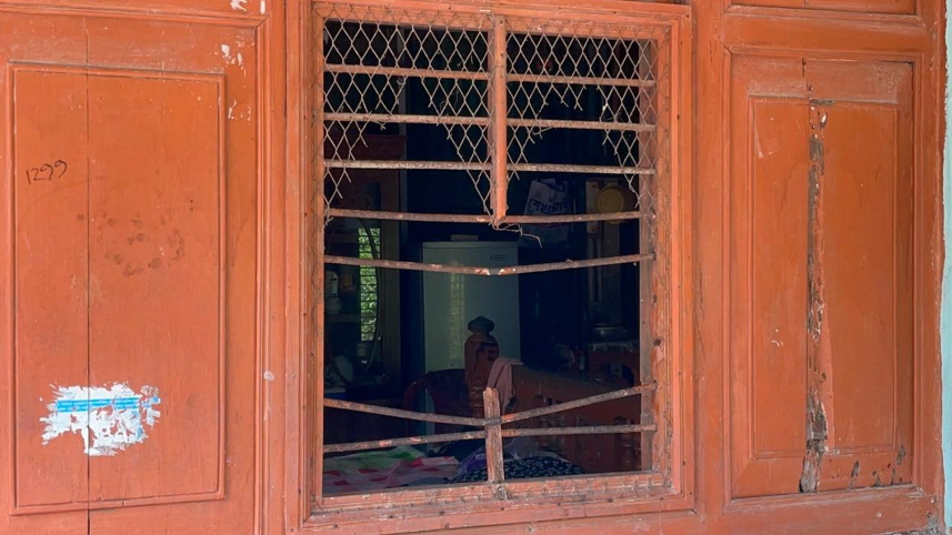 ভেঙে ফেলা জানালাটি। ছবি: স্টার