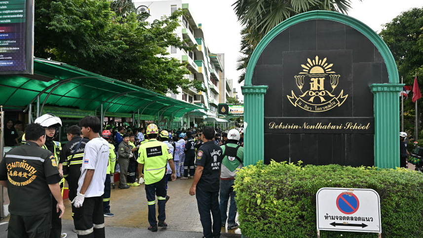 থাইল্যান্ডের রাজধানী ব্যাংককের উত্তরে ননথাবুরির একটি স্কুলে গুলির ঘটনার পর উদ্ধারকাজে জরুরি সেবাকর্মীরা। ছবি: এএফপি