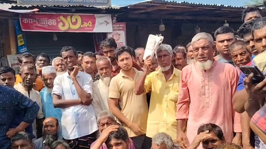 কৃষকদের সড়ক অবরোধ