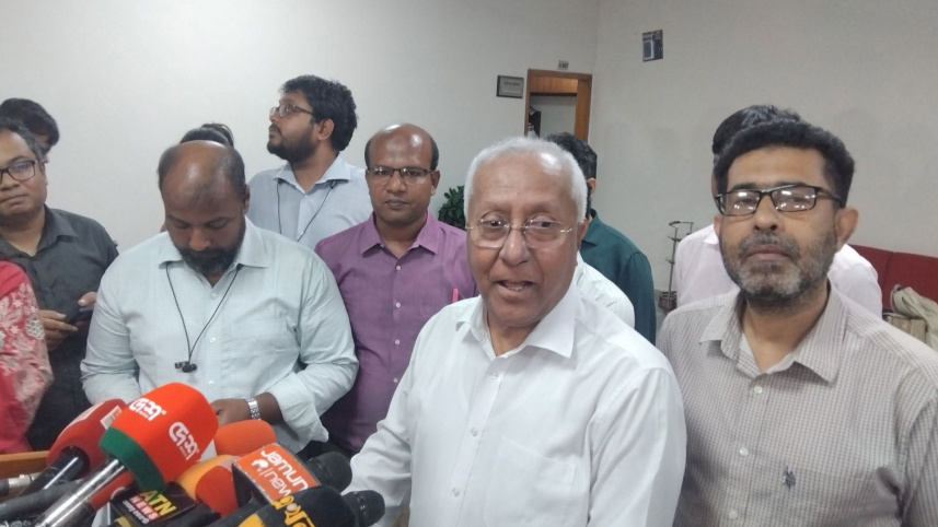 সাংবাদিকদের সঙ্গে কথা বলছেন ইসির সিনিয়র সচিব