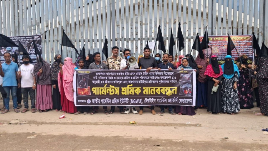 আশুলিয়ায় প্রিটি গ্রুপের পোশাক কারখানার গেটের সামনে মানববন্ধন। ছবি: সংগৃহীত