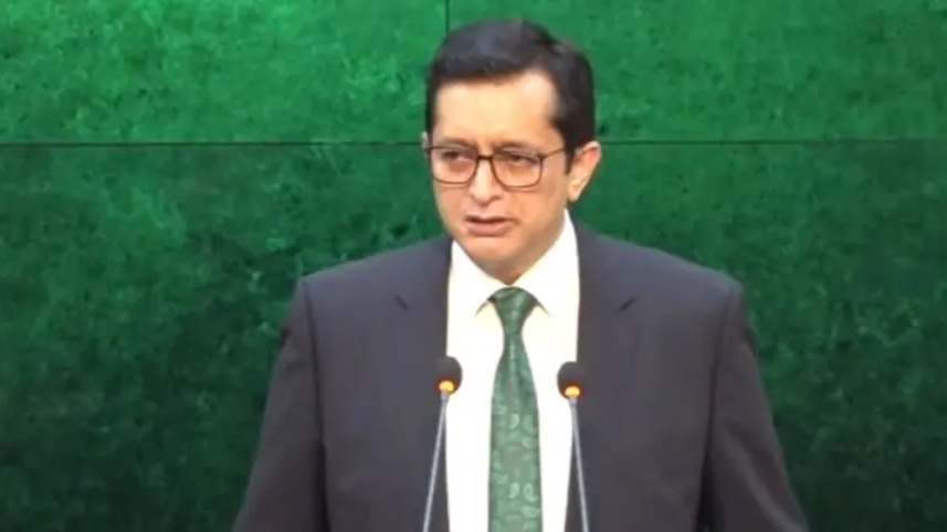  প্রেস ব্রিফিংয়ে বক্তব্য দিচ্ছেন পাকিস্তানের পররাষ্ট্র দপ্তরের মুখপাত্র সাজ্জাদ হায়দার খান। ছবি: ডন