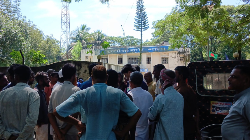  ইয়াবা দিয়ে একই পরিবারের তিনজনকে ফাঁসানোর চেষ্টার অভিযোগে বৃহস্পতিবার চুনারুঘাট থানার সামনে স্থানীয়দের প্রতিবাদ। ছবি: সংগৃহীত