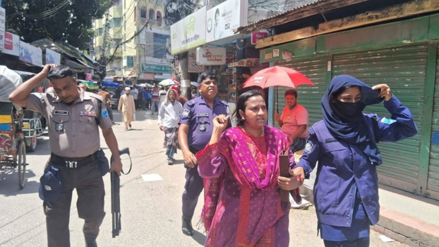 গত ২৯ আগস্ট ব্যবসায়ী জাকিয়া সুলতানাকে উদ্ধার করে থানায় নিয়ে যাওয়ার সময় মারধর করা হয়। ছবি: ভিডিও থেকে নেওয়া 