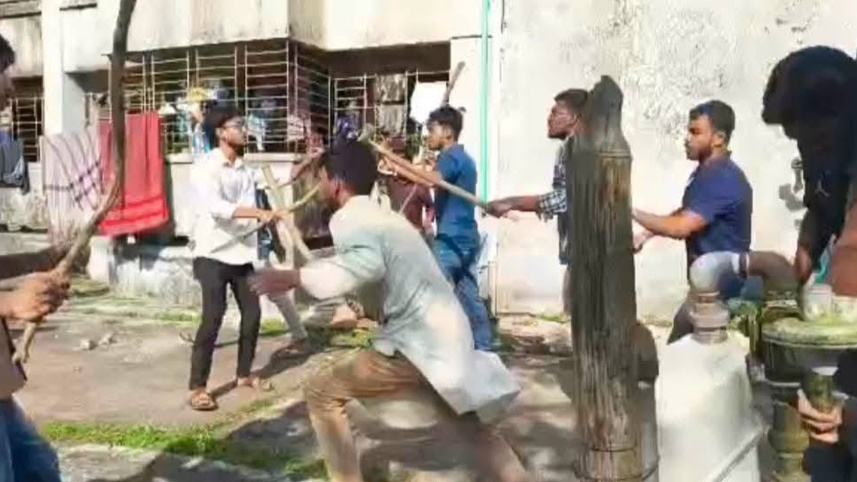 কুমিল্লা বিশ্ববিদ্যালয়ে আইসিটি বিভাগের সঙ্গে প্রত্নতত্ত্ব ও নৃবিজ্ঞান বিভাগের শিক্ষার্থীদের সংঘর্ষ। ছবি: স্টার