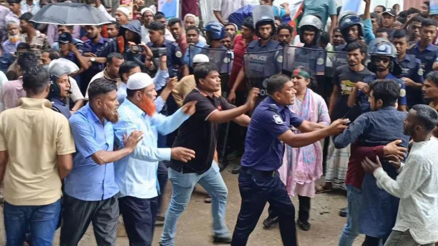 পটুয়াখালীর গলাচিপা উপজেলা সদরে বিএনপির স্থানীয় দুপক্ষের সংঘর্ষ হয়। ছবি: সংগৃহীত