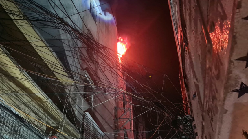 আজ বিকেলে মনজুর খান প্লাজার ছয়তলার একটি দোকানে আগুন লাগে। ছবি: ফায়ার সার্ভিস