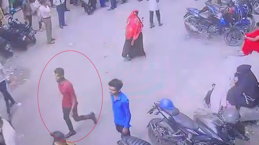 আদালত প্রাঙ্গণ থেকে পালিয়ে যাচ্ছেন আসামি শরিফুল ইসলাম। ছবি: ভিডিও থেকে নেওয়া