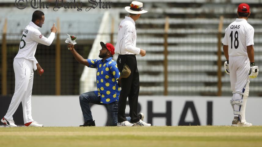 Shakib With Crazy Fan