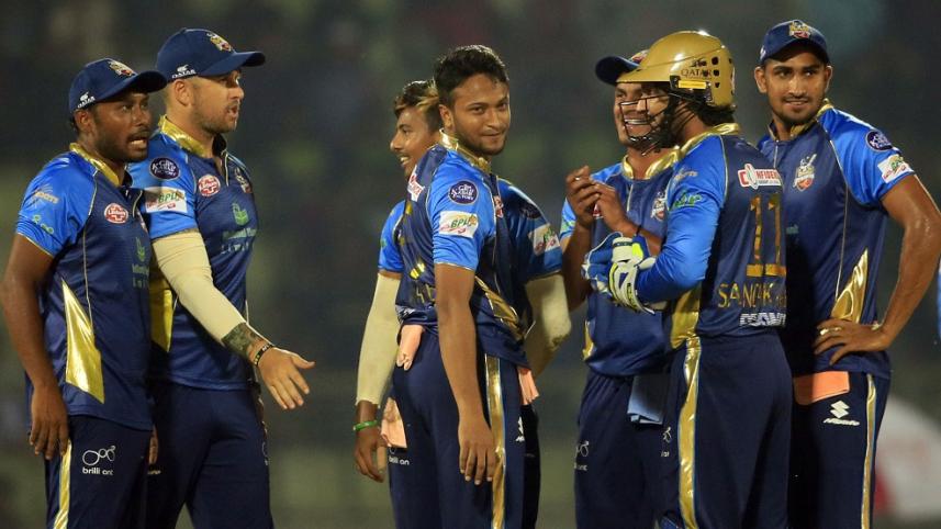 খুলনার উইকেট ফেলে ঢাকার উল্লাস