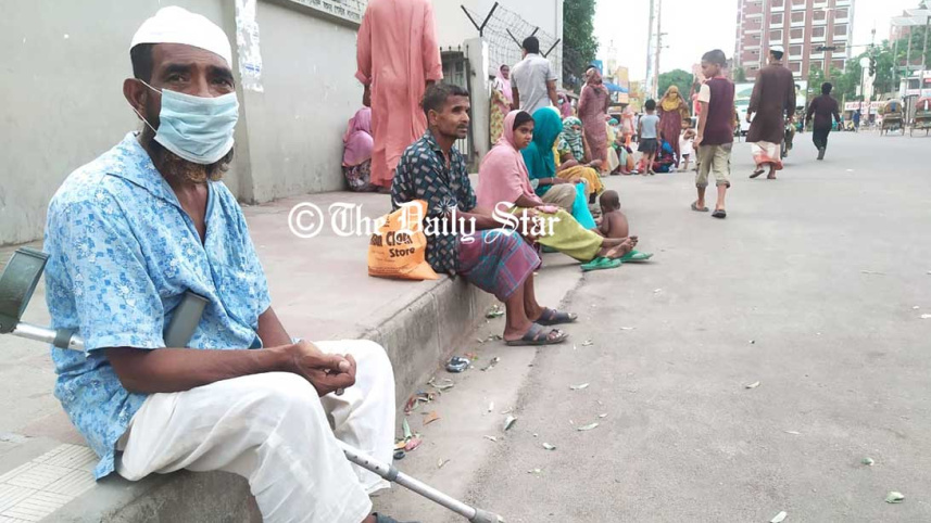 Peolpe-from-a-slum-of-Mirpur-14-waiting-for-relief_-yesterday.jpg