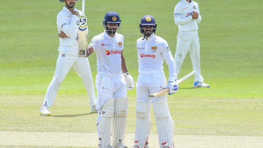 Sri Lanka's Dimuth Karunaratne (2L) 50 runs.jpg