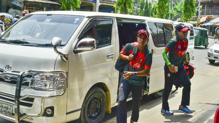 শীতাতপ নিয়ন্ত্রিত মাইক্রোবাস পেলেন বাংলাদেশের নারী ক্রিকেটাররা