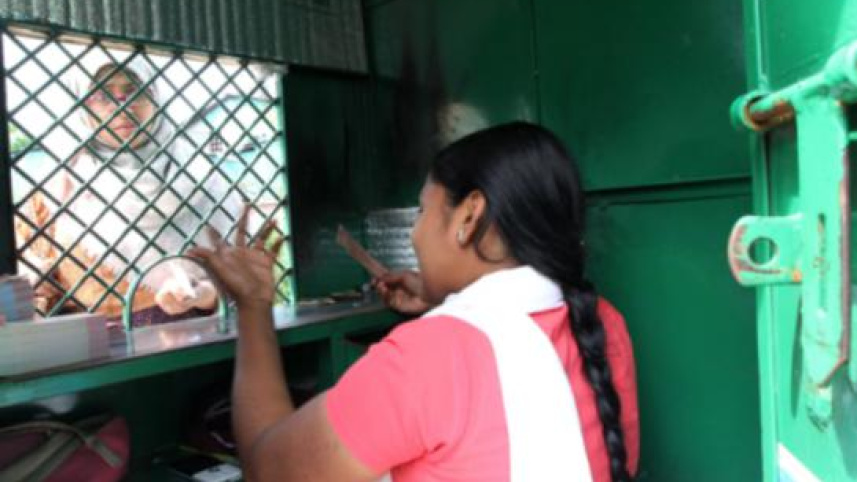 হাতিরঝিল এলাকায় টুরিস্ট বাসের টিকেট বিক্রি করছেন ববিতা সরকার।