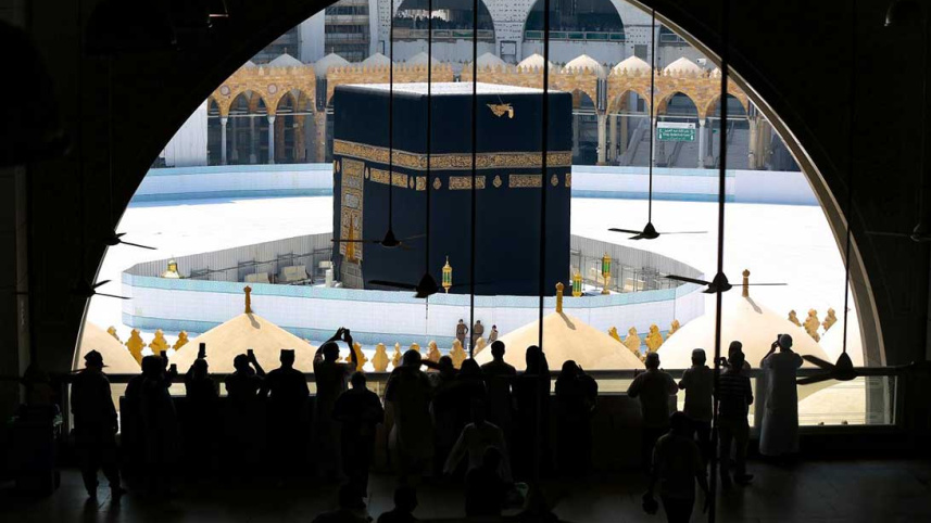 worshippers_take_photographs_of_the_kaaba_inside_meccas_grand_mosque_on_march_6_2020_afp_0.jpg