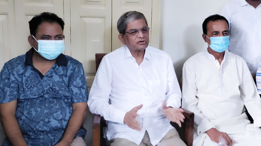 thakurgaon_pic-_mirza_fakhrul_speaks_with_journos-01.jpg