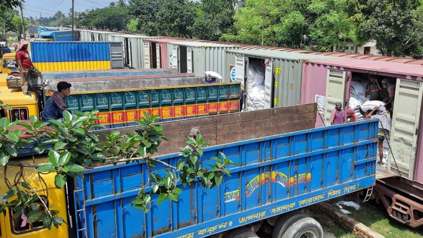 benapole_photo_-billions_of_taka_worth_of_goods_imported_by_rail_are_being_unloaded_at_safety_risk.-25.09.21.jpg
