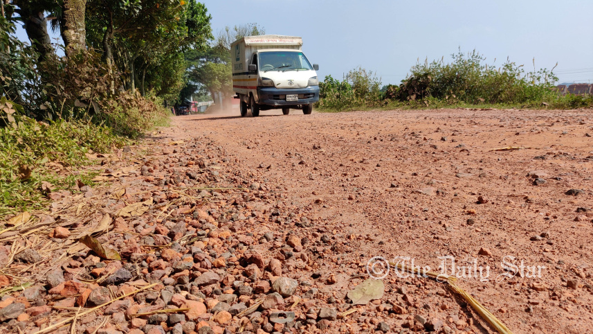 brahmanbaria_substandard_materials_used_in_road_construction_pic_01.jpg