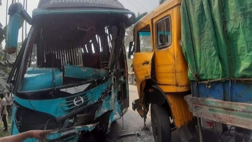 benapole_photo-bus_-truck_collided_3_killed_-23.03.22.jpg