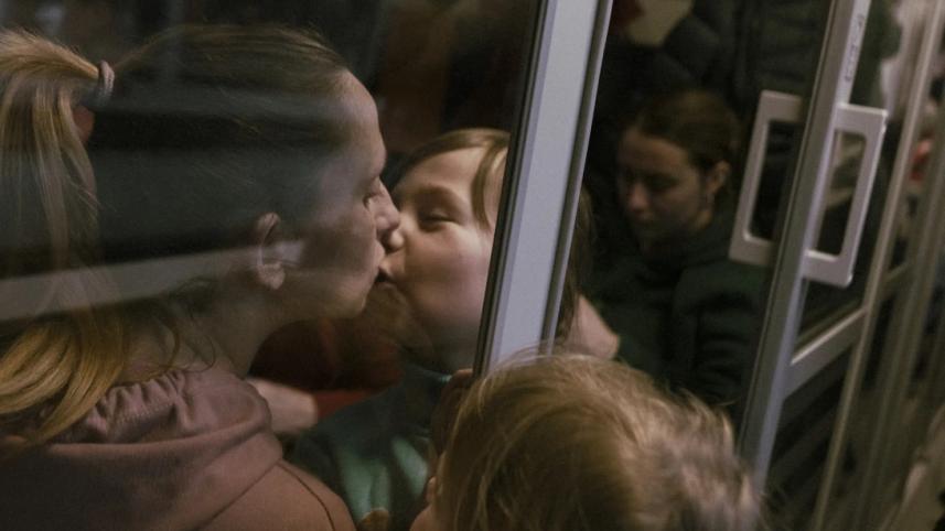 ismail-ferdous-ukraine-woman-child-kiss.jpg