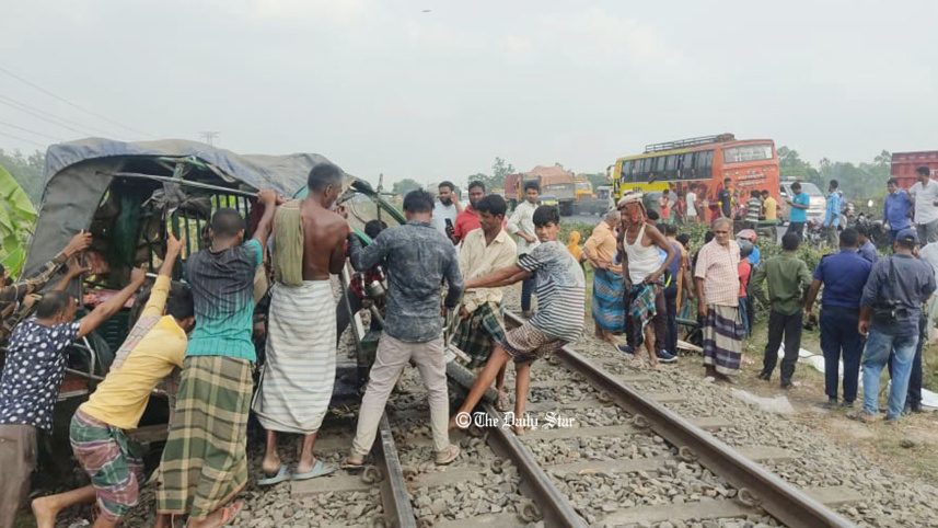 tangail_train_hit_easy_bike_news_picture_copy.jpg