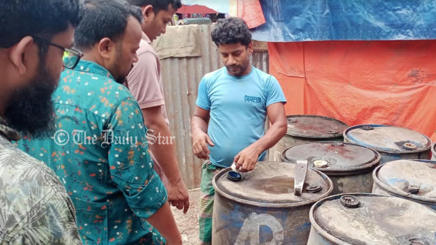 বাউফলে ৬৭০০ লিটার সয়াবিন তেল জব্দ, ৩ প্রতিষ্ঠানকে জরিমানা