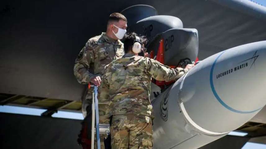 ক্যালিফোর্নিয়ার এডওয়ার্ড বিমান ঘাঁটিতে প্রথম হাইপারসনিক অস্ত্রের পরীক্ষা চালায় যুক্তরাষ্ট্র। ছবি: মার্কিন বিমান বাহিনী/রয়টার্স