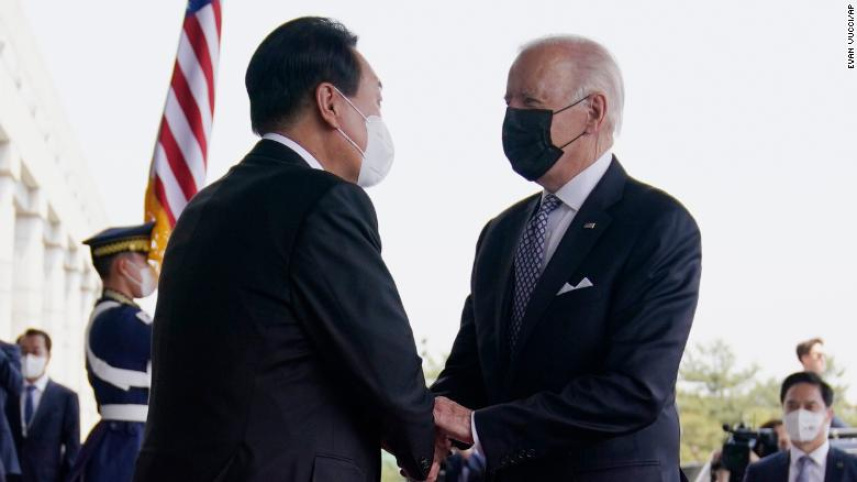 দক্ষিণ কোরিয়ার প্রেসিডেন্ট ইউন সুক ইওল  বাইডেনকে স্বাগত জানান। ছবি: রয়টার্স