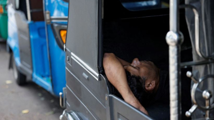 শ্রীলঙ্কার পেট্রল পাম্পে লম্বা লাইনে অপেক্ষা করতে করতে ঘুমিয়ে পড়েন এক চালক