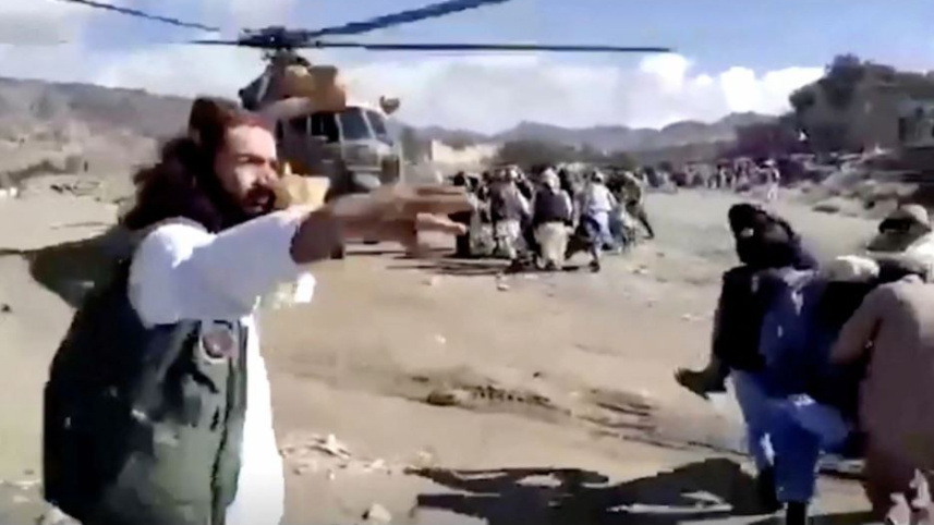 আহতদের হেলিকপ্টারে করে উদ্ধার করা হচ্ছে। ছবি: রয়টার্স