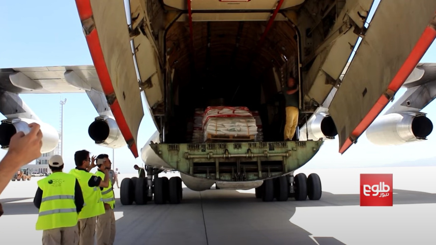 আরব আমিরাত থেকে বিমানবন্দরে ত্রাণ প্যাকেজ এসে পৌঁছেছে। ছবি: আফগান টিভি থেকে নেওয়া স্ক্রিণশট