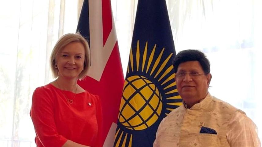 বাংলাদেশের পররাষ্ট্রমন্ত্রী এ কে আবদুল মোমেন ও যুক্তরাজ্যের পররাষ্ট্রমন্ত্রী এলিজাবেথ ট্রাস