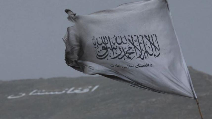 কাবুলের এক বাজারে তালেবান পতাকা উড়ছে। ফাইল ছবি: রয়টার্স