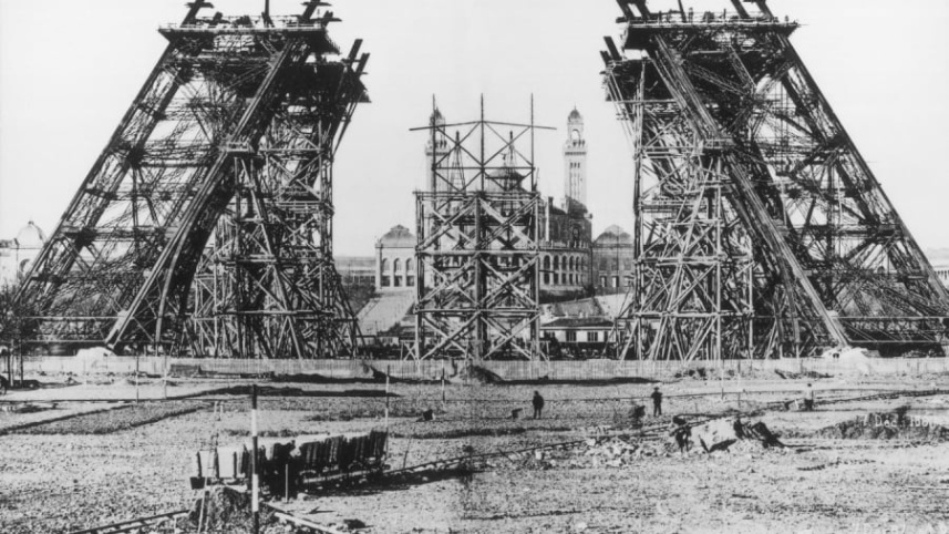 আইফেল টাওয়ারের নির্মাণকাজ শুরু হয় ১৮৮৭ সালে। ছবি: ট্যুর আইফেল