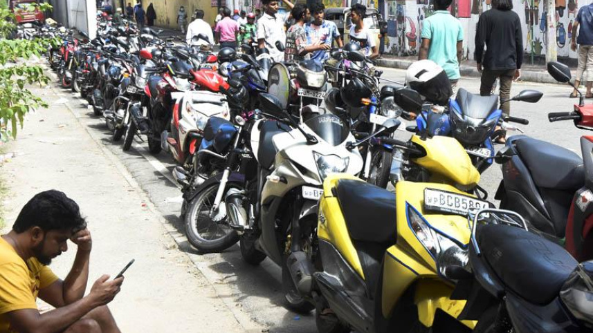 শ্রীলঙ্কা তীব্র জ্বালানী সঙ্কটে ভুগছে। লম্ছবা লাইনে অপেক্ষা করছেন বাইক চালকরা। ছবি : টুইটার থেকে নেওয়া