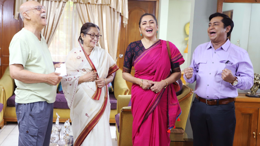 'রটে বটে-ঘটে না' নাটকের একটি দৃশ্য। ছবি: সংগৃহীত