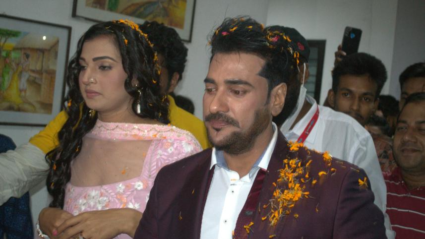 দিন: দ্য ডে সিনেমার প্রচারণায় অনন্ত-বর্ষা। ছবি: সংগৃহীত