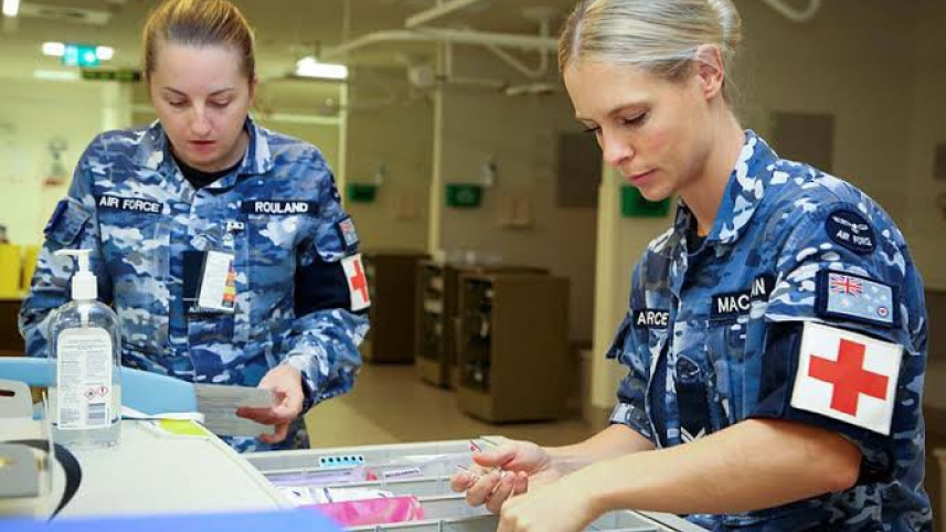 সেনাবাহিনীর সদস্যরা করোনাভাইরাস মোকাবিলায় সহায়তা দিচ্ছেন। ছবি: সংগৃহীত